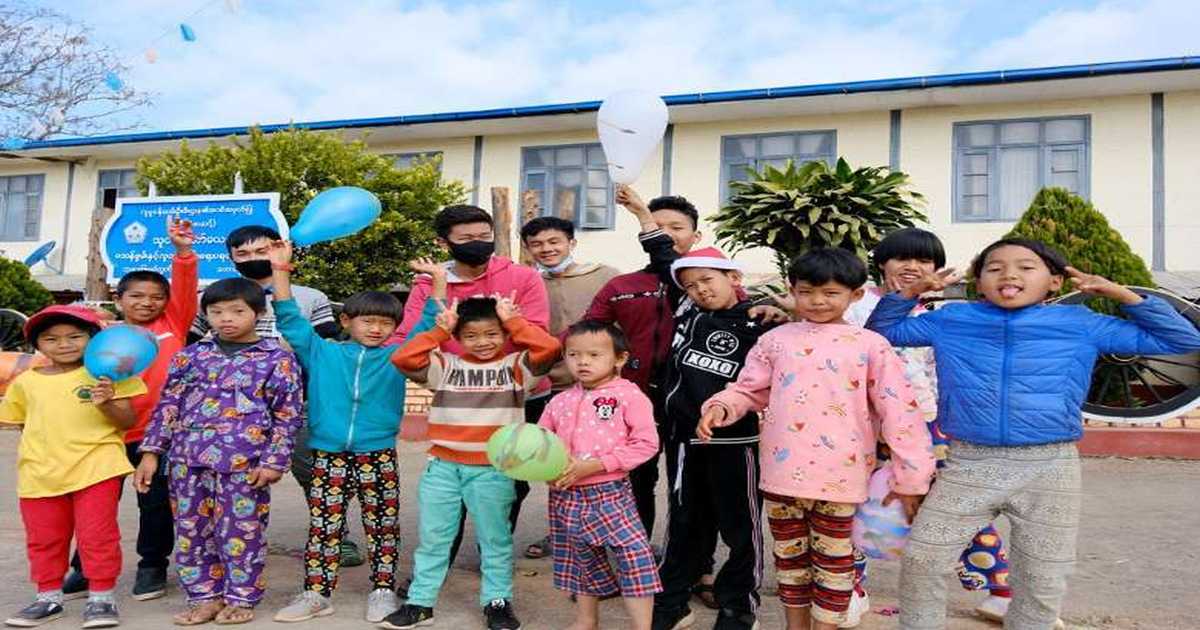 Myanmar – Des scolastiques de la Compagnie de Jésus du Myanmar apportent de la joie aux handicapés et aux orphelins