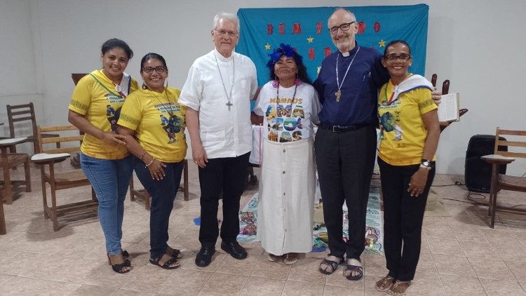 Amazonie – Le Cardinal Czerny visite la périphérie de Manaus au centre de l’Amazonie