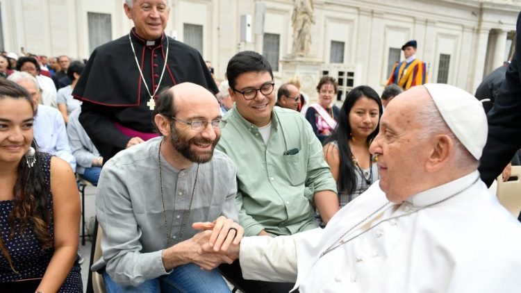 Global – “Courage, keep going”: Pope Francis receives young people from communities affected by mining.
