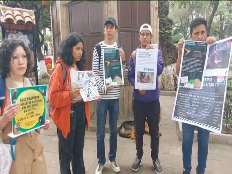 Bolivia – Jóvenes universitarios de San Francisco, exigen al gobierno sofocar los incendios en áreas protegidas