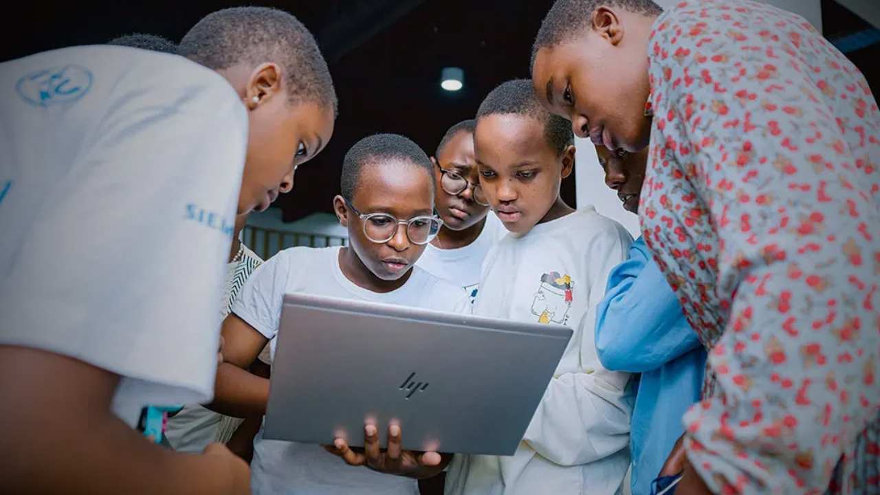 Salvaguardar lo humano desde las aulas: educación y gobernanza digital en tiempos de IA